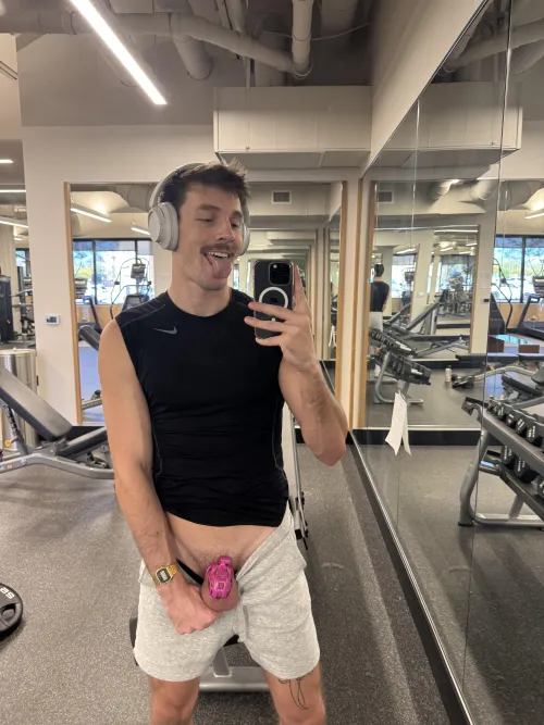 your gym bro has a *little* secret by urdadsfleshlite