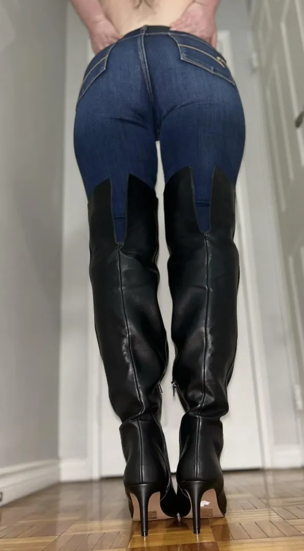 Your view before I sit on you posted by BulgingCowboy