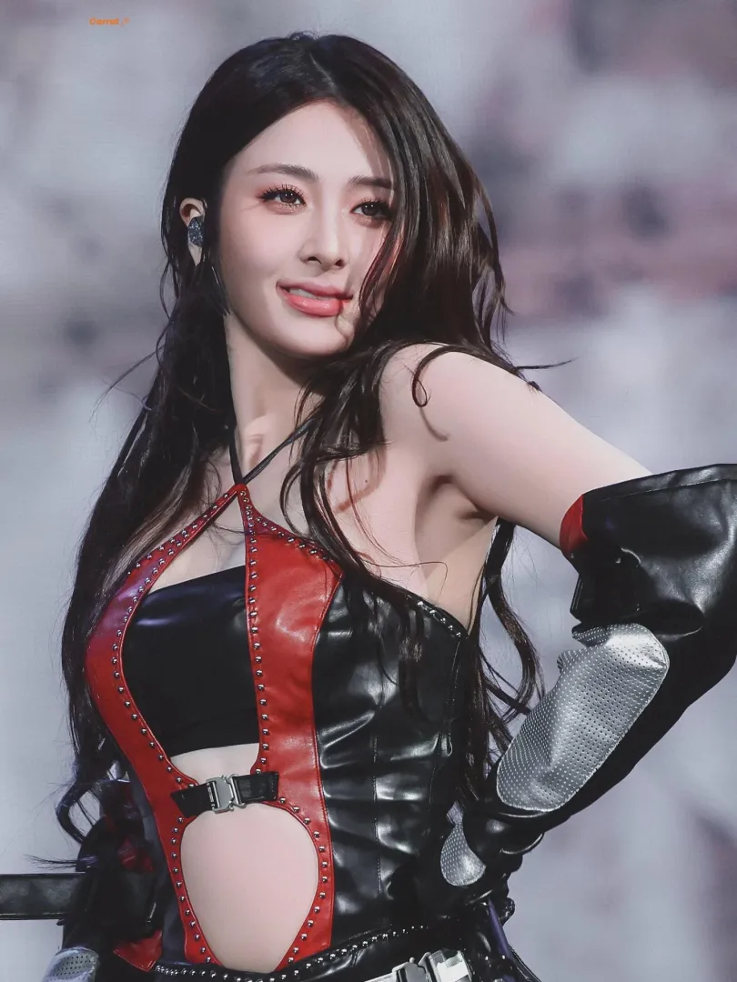 Yunjin (LE SSERAFIM) posted by jespynose