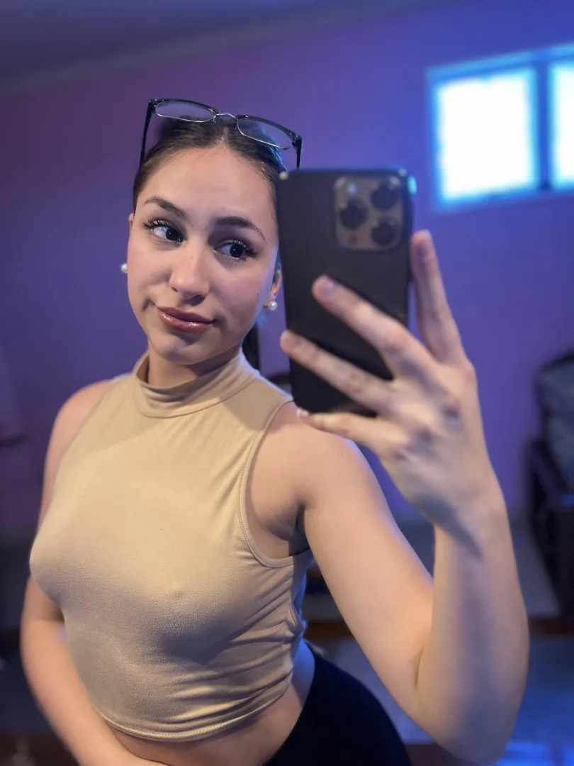 Οριακά θέλουν να βγούν έξω απο την μπλούζα  posted by nansoulini