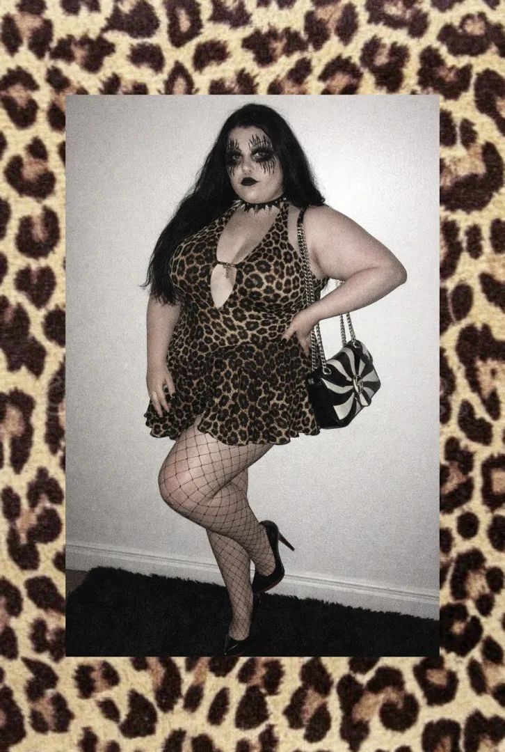 Σε όποιον αρέσουν οι bbw goth σαν εμένα να με ακολουθήσει,σε λίγες μέρες φτιάχνω OF επιτέλους ☺️❤️ posted by alicegreekbbw