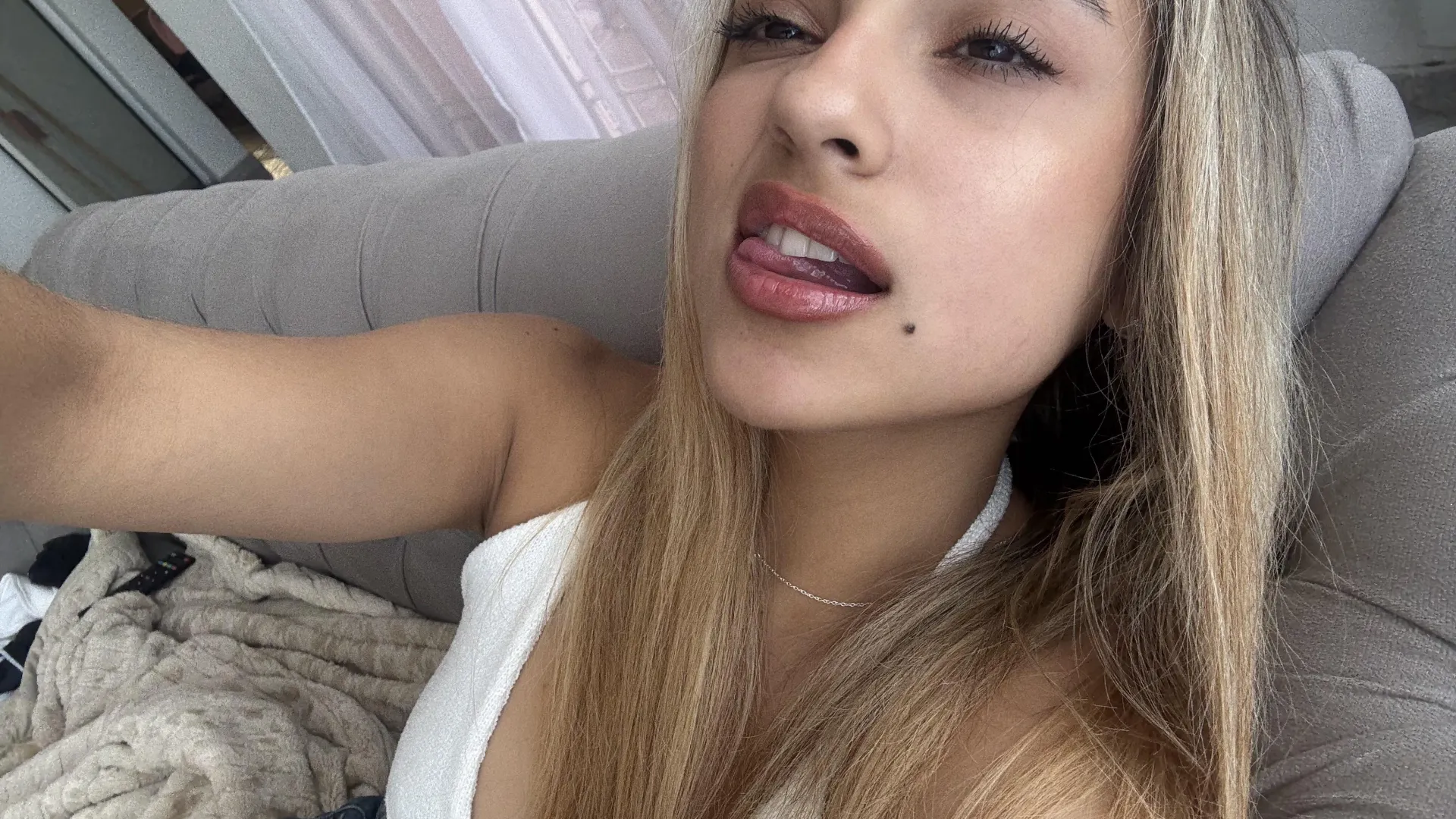 Στα μουτράκια ή στην γλωσσίτσα μου;   posted by xristinakizt