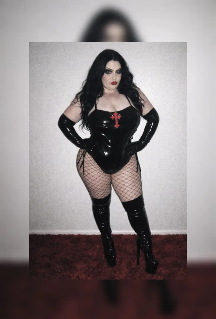 Υπομονή η goth mommy σας σε λίγες μέρες θα έχει OF⛓️ posted by alicegreekbbw