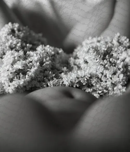 फूल,नज़ाकत, ये गरम बदन और तुम by Susheel_Kanyaa