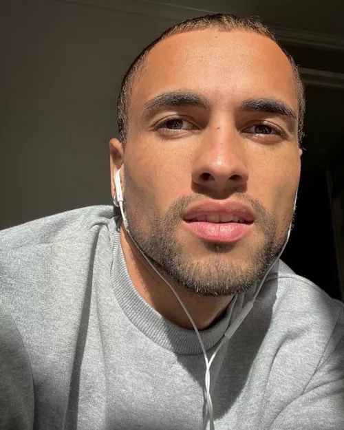 ✌🏽 by Limp_Opportunity4590