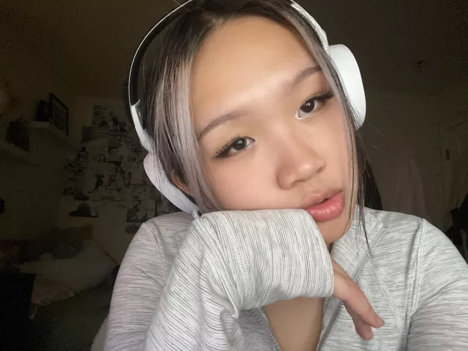 :)) by Linhly_Twitch