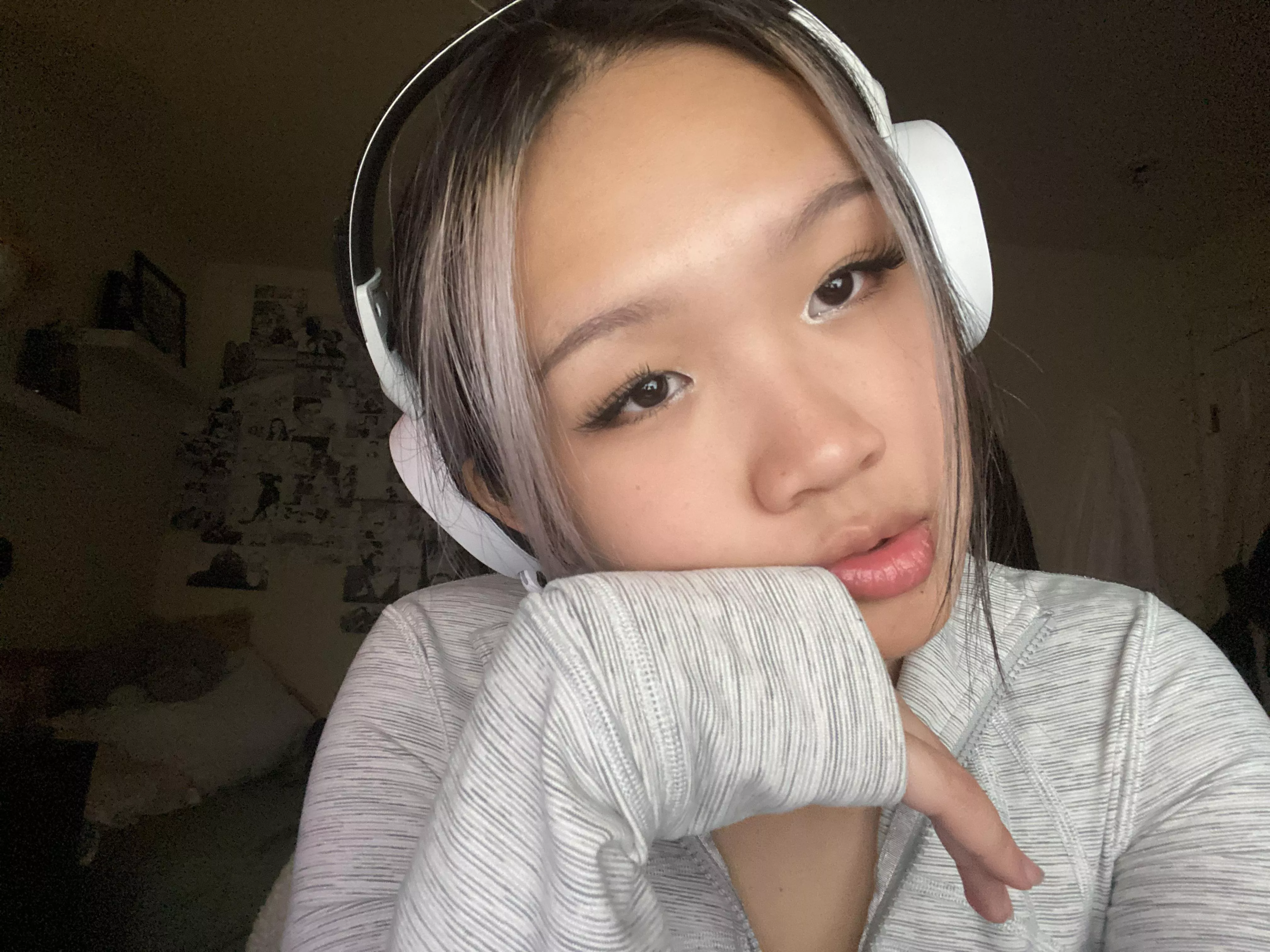 :)) posted by Linhly_Twitch