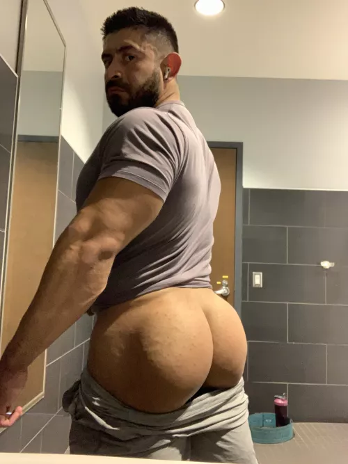 🍑😉 by mateomuscle69