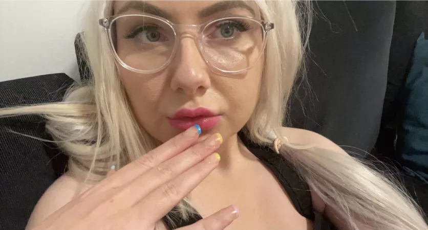 👱🏻‍♀️ by Ikkefantadrikker