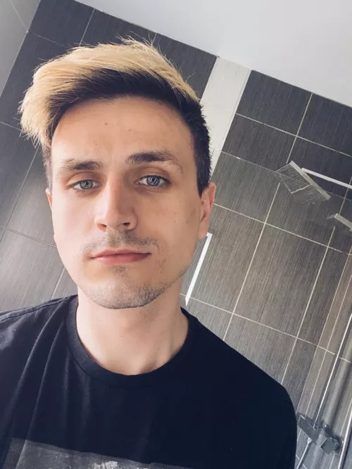 ✌🏻 by iAmSuperRobert