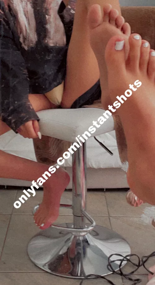 👀🦶🏼 by ahdriankeogh