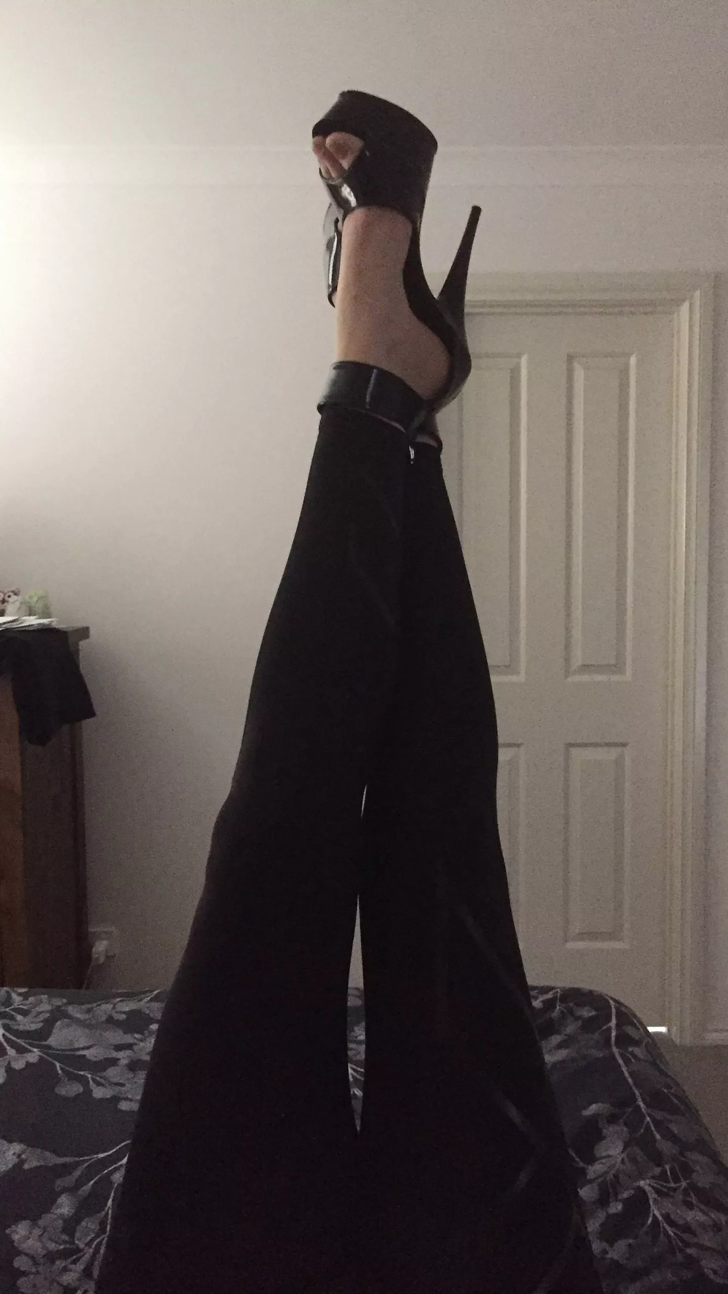 [1440x2560] Great arch posted by ILoveGarterBelts