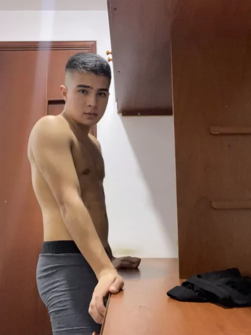 18 and horny by Angel_mellizo