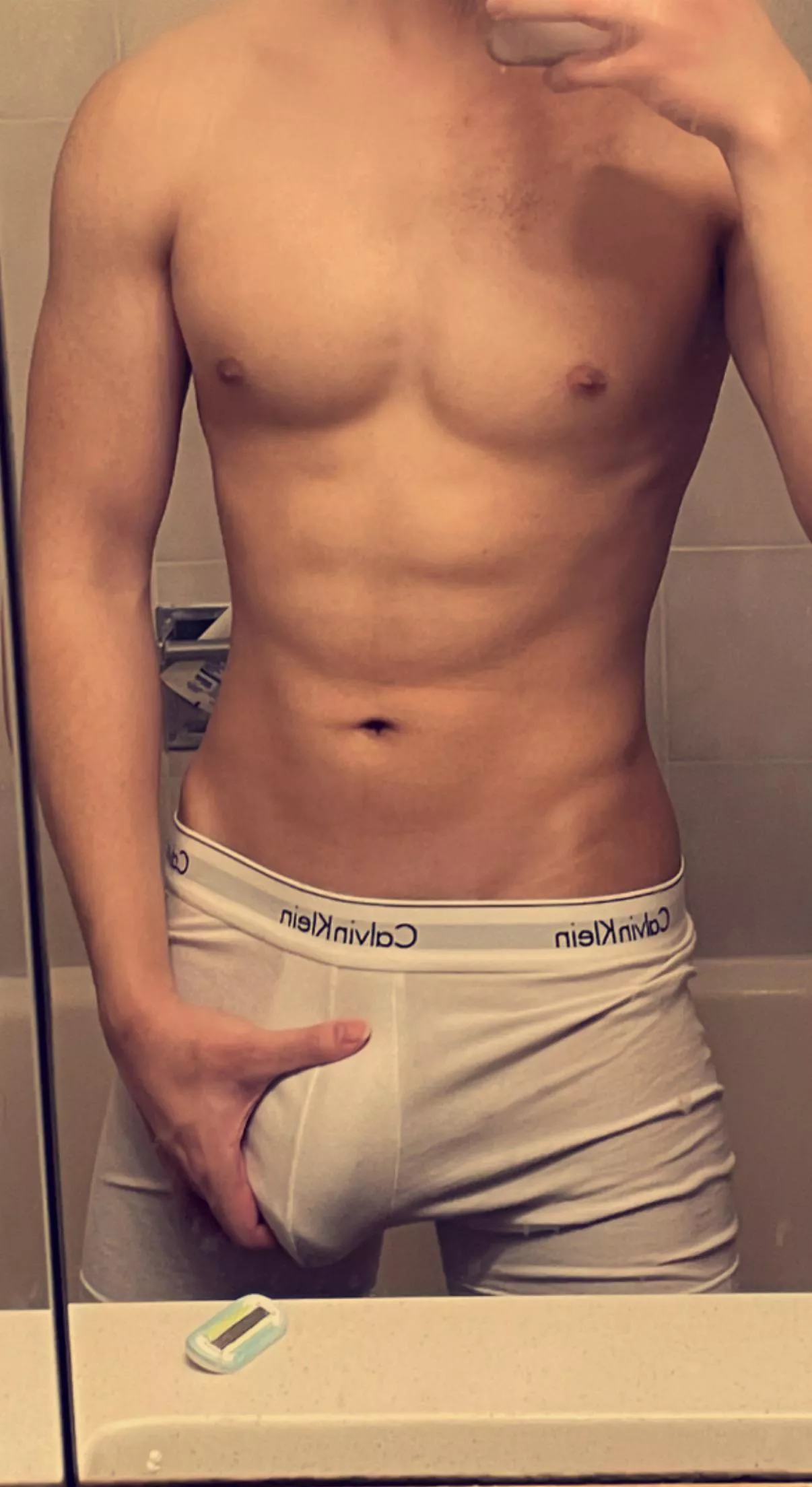 18 come hold my bulge for me 😏 posted by mmmm_dude