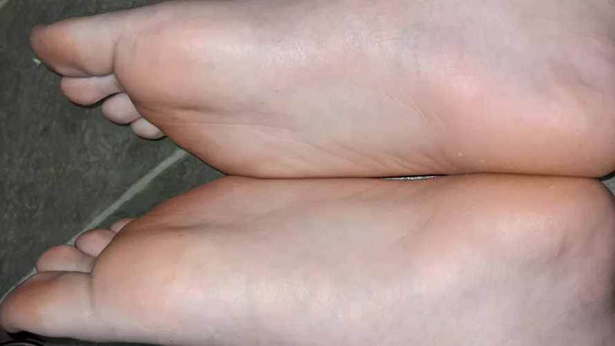 18 looking for a decent sized dick for between my soles, DM me 😉 by Kaden_ca