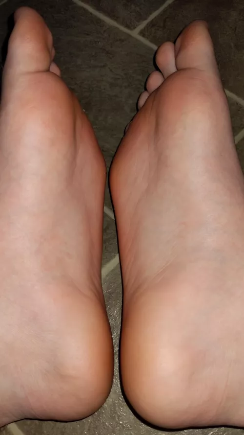 18 looking for a decent sized dick for between my soles, DM me 😉 by Kaden_ca