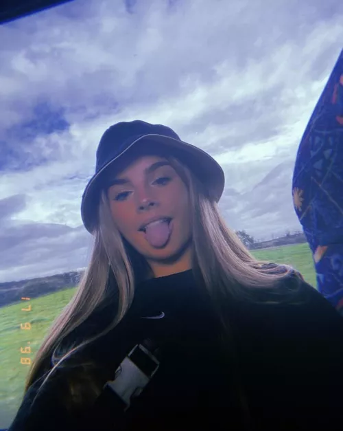 (18f) first post on here by bdtdthzdthzsh