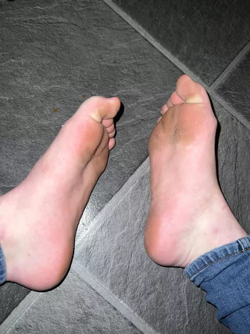 18Yo feet. Dm me! ;) by Pumpkin_2003