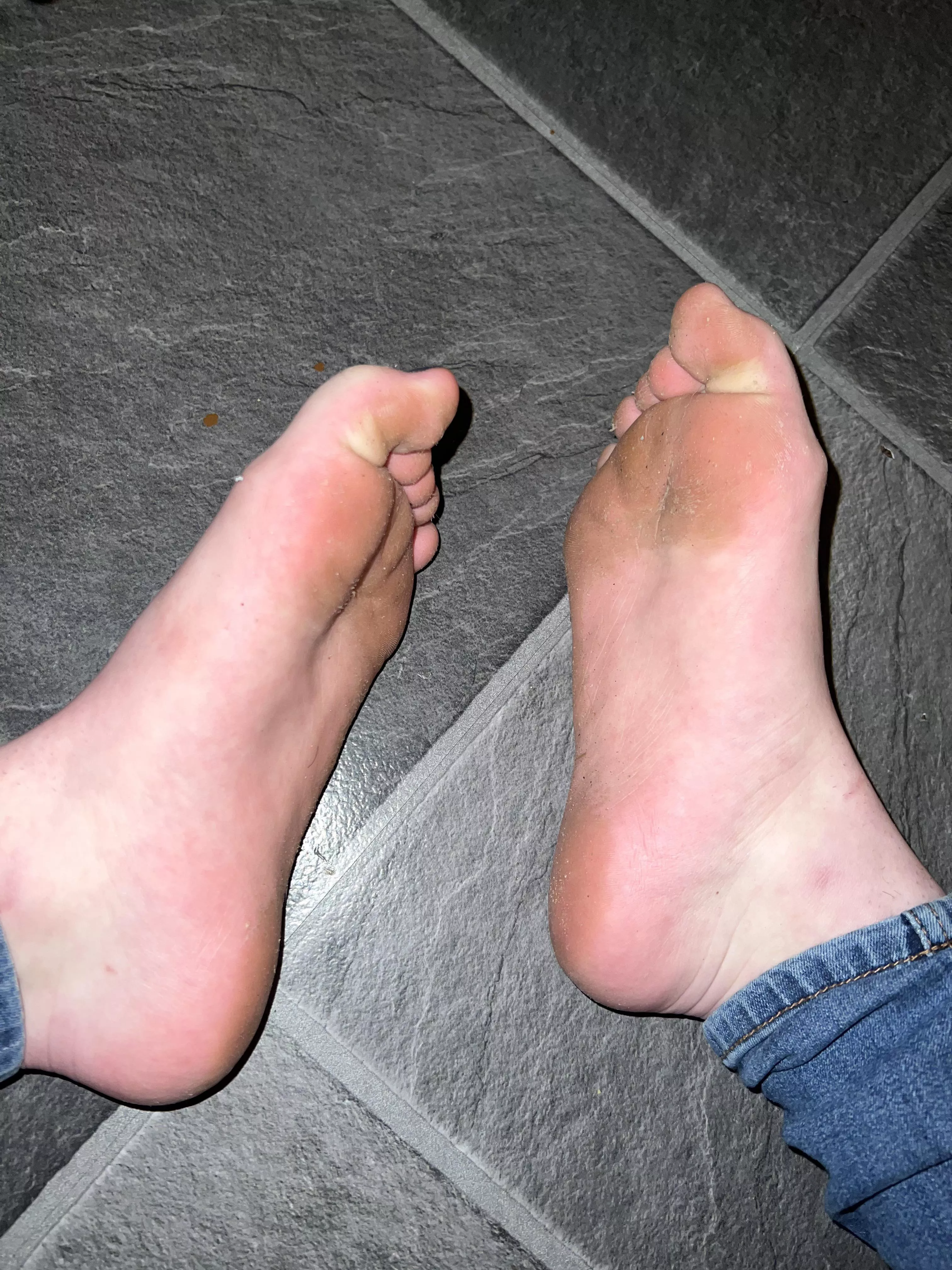 18Yo feet. Dm me! ;) posted by Pumpkin_2003