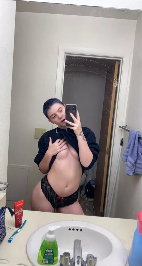 18yo Short Haired Girl by girlswithfanclubs