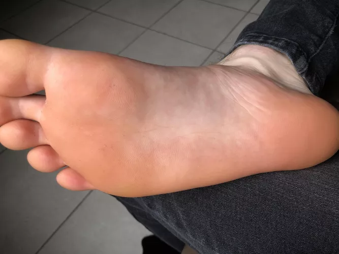19, come make me your foot boy, snap: @j_doe6839, come hypnotize me with your feet ;) by Freddus-Freakus