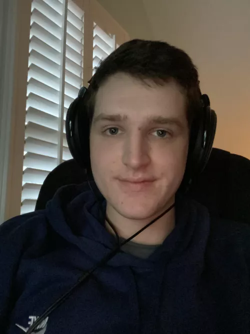 19 Twink looking to play some league with fellow gays. My user is SnowyLoL by snowy_slut