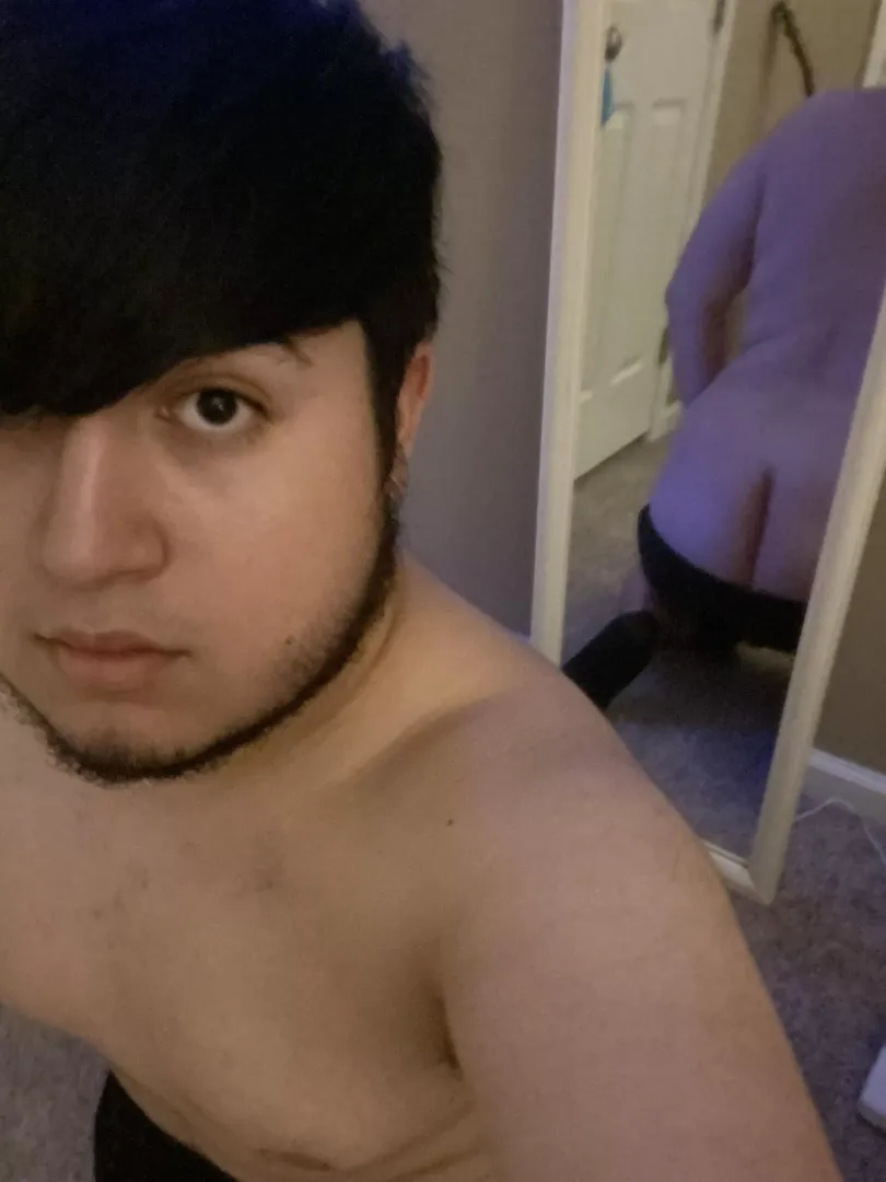 (19 y/o cub) felt like showing off some smooth 🍑 tonight :) posted by cubbymiguel