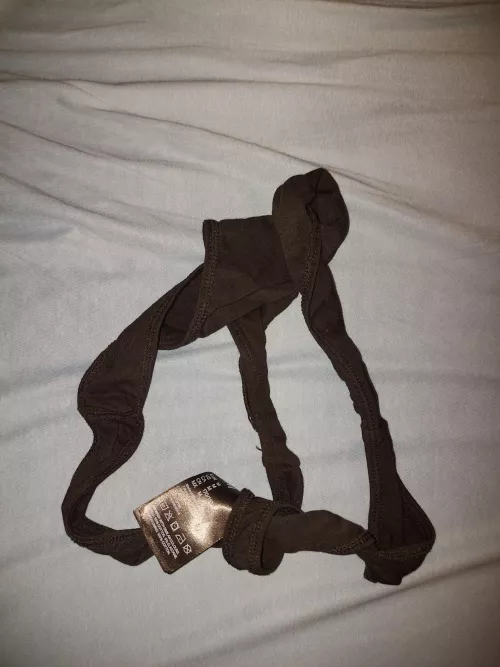 19 yo Sisters Thong,it smells soooo good😍 dm if you want to chat,and upvote if you like her thong.also leave a nice comment ;) by Organic_Departure_15