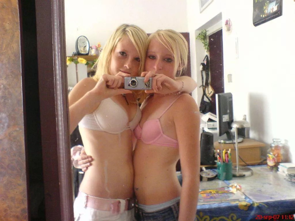2 Blondes posted by pearlrecommend