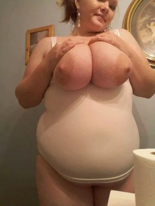 2 daughters, slut mom. 😈 Hi. by TripleDDD95