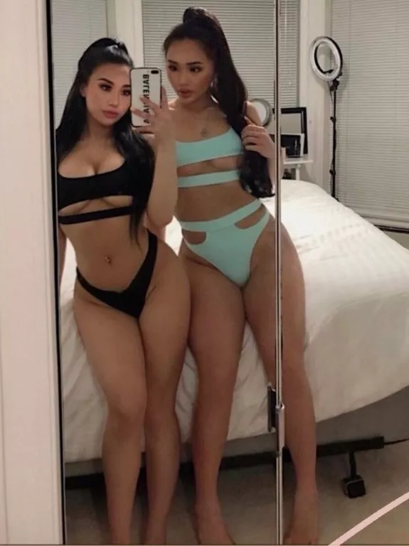 2 Hotties posted by everydaysexy21