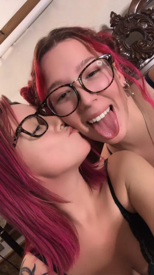 2 nerdy girls are better than 1 👅 by kiwishae1