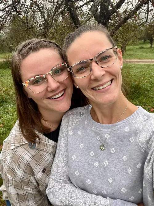 [2] Whose glasses do you cover? by apaleshot