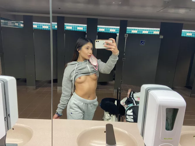 20 yo💕 with a tight pussy, nice ass and little tits 😈 by sexclatin