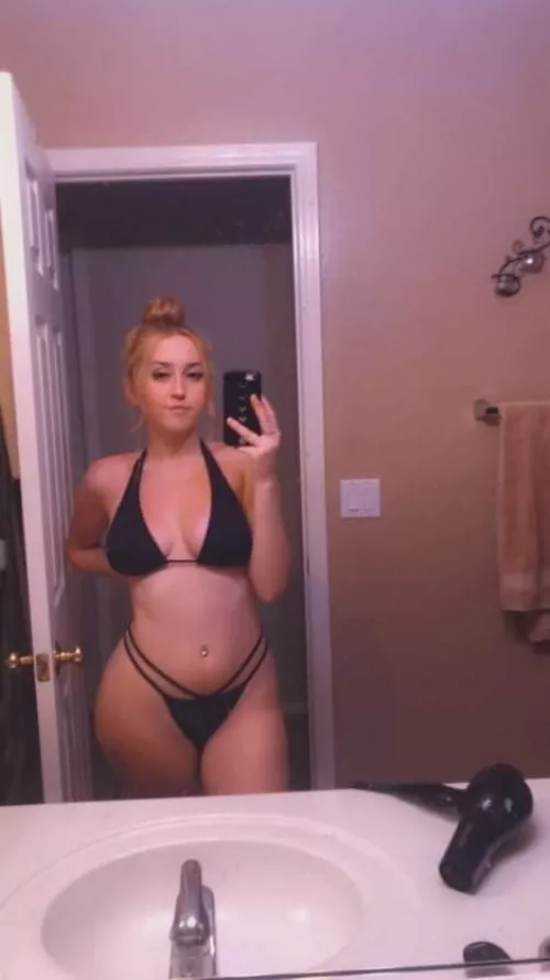 20[F] Hit the up arrow for a surprise in your DMs! I am one of the girls that actually sends [Snp: mialajks ] by cheepier40