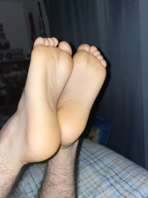 20M, looking to worship a guy’s feet in the Orlando, Florida area. Hmu if you want your feet worshiped by Jonsboyfeet