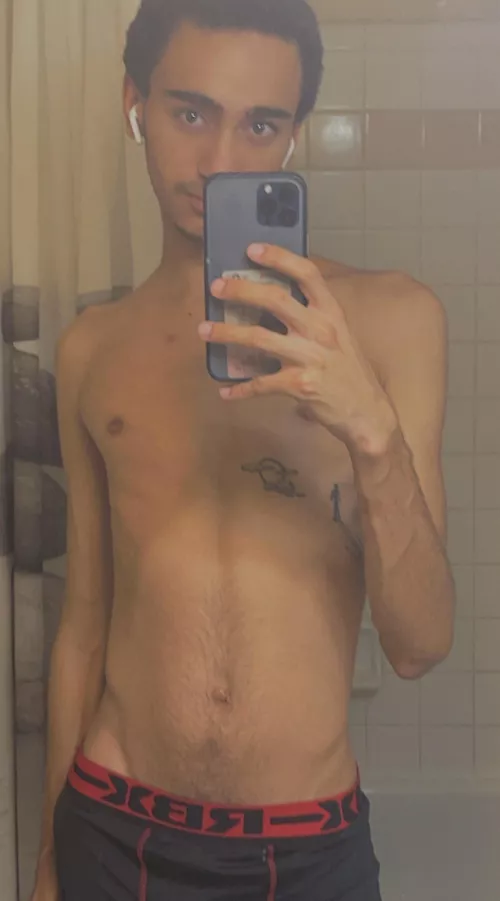 20yrs old into masculine guys only 👻Isaiah.ash by Full_Comment_1929