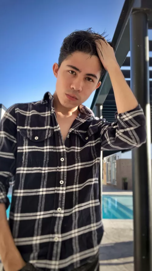 21. Got this pic today at a familiar party. Lmk what you think 😸also feel free to HMU. Hugs by Dahrzzz