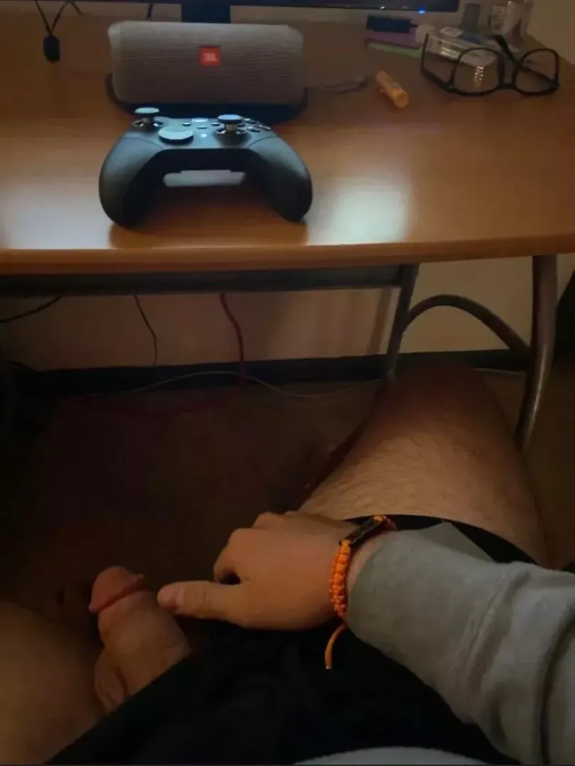 21, who up and trynna link on cod? hmu bros posted by CommissionFun8063