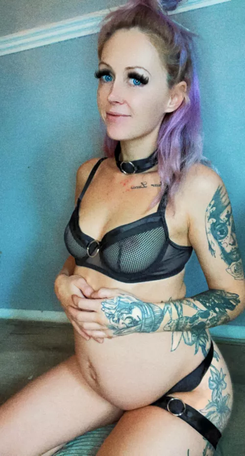 22 weeks pregnant! 🤰 come watch my pregnancy progress if you find me hot🥺💋 by Simonelk_94