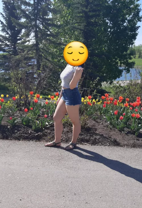 22F always loved my girlfriends curves by Julius-_-Sneezer