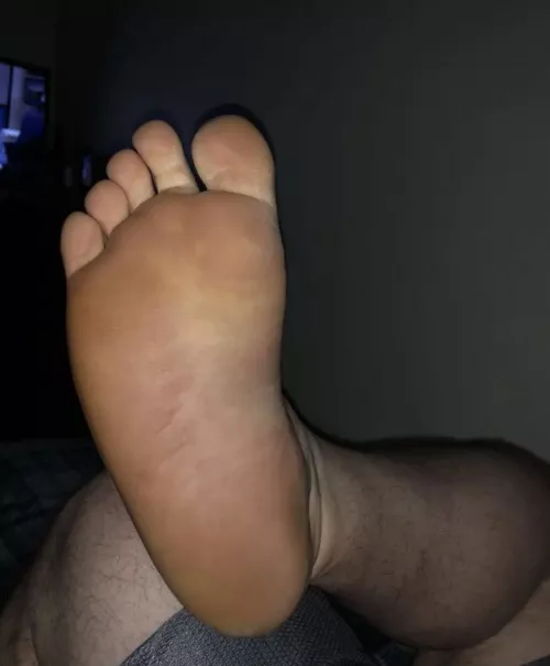 (23 bi) Anyone like ticklish, beefy size 10’s?? by bsacamano781