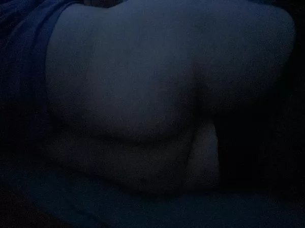 23, how would you wake me up? DMs are open 😊 by Neonlightsallaround