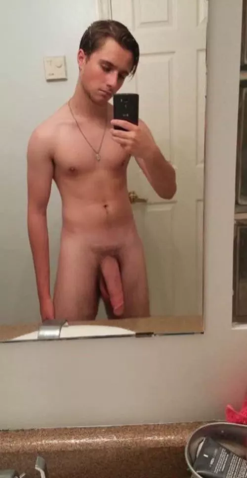 23 year old white hung stud from windsor Ontario here, I’m very athletic and fit as well as bi with a BWC! 8.93 inches hard by BigSleez99