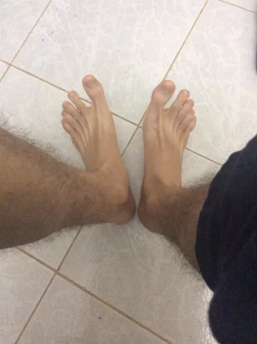 23 yo Arab feet into feet too, hairy ++ feel free to dm me . by Annual_Cheesecake210