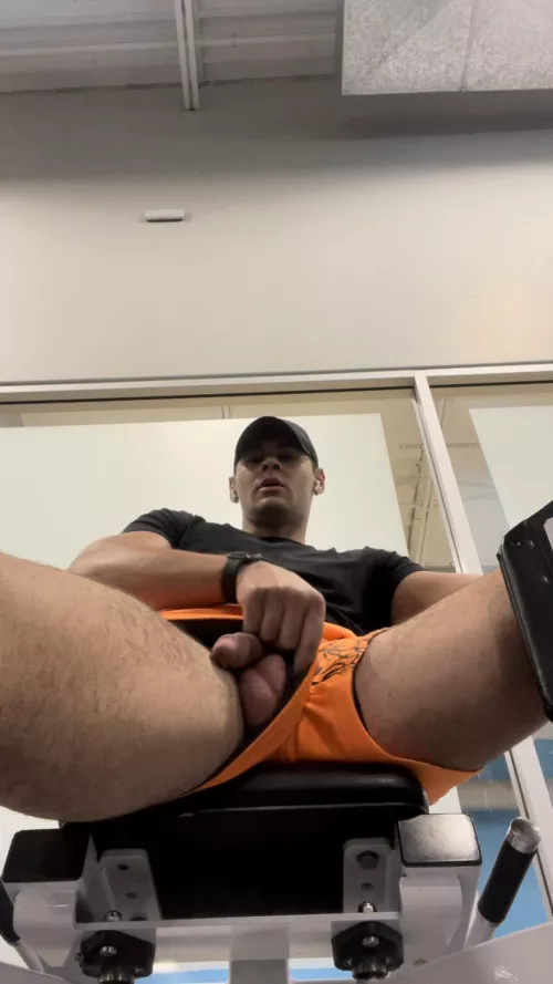 24[M] In a PACKED GYM by TayMobileEnt