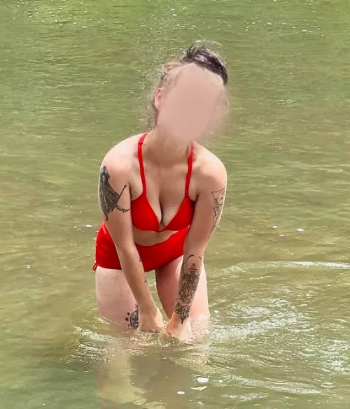 25 F. Single Mom. How do I look in red? by SpaghettiWench