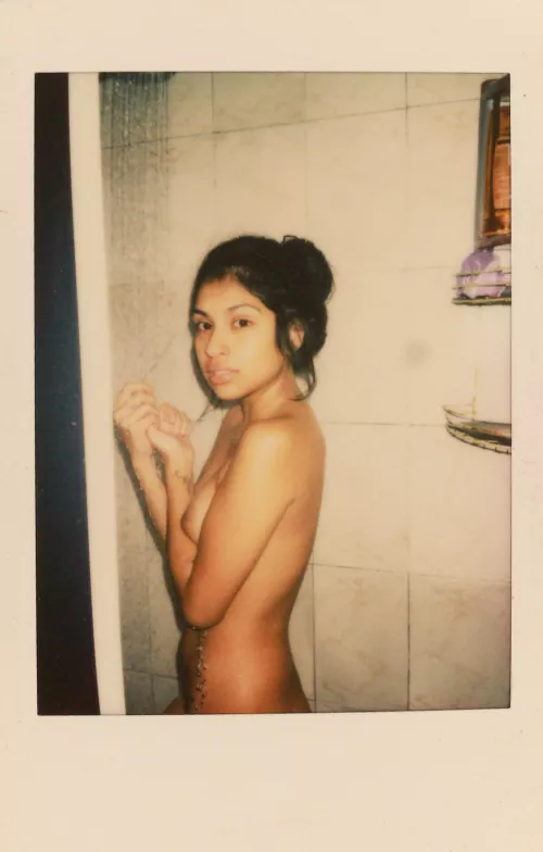 [25F] Polaroid photo can? 🛁🇧🇷 by lotusclara