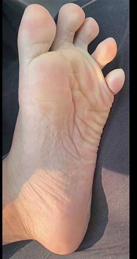 25M connecticut - Hit me up if you want to suck my toes and lick my soft soles in my car (I’ll drive to you) by notyouraverageflight