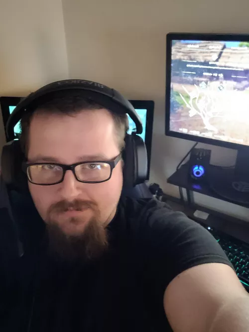 [28] bi chubby gamer!!! Anyone wanna chat? by CosmicLeo93